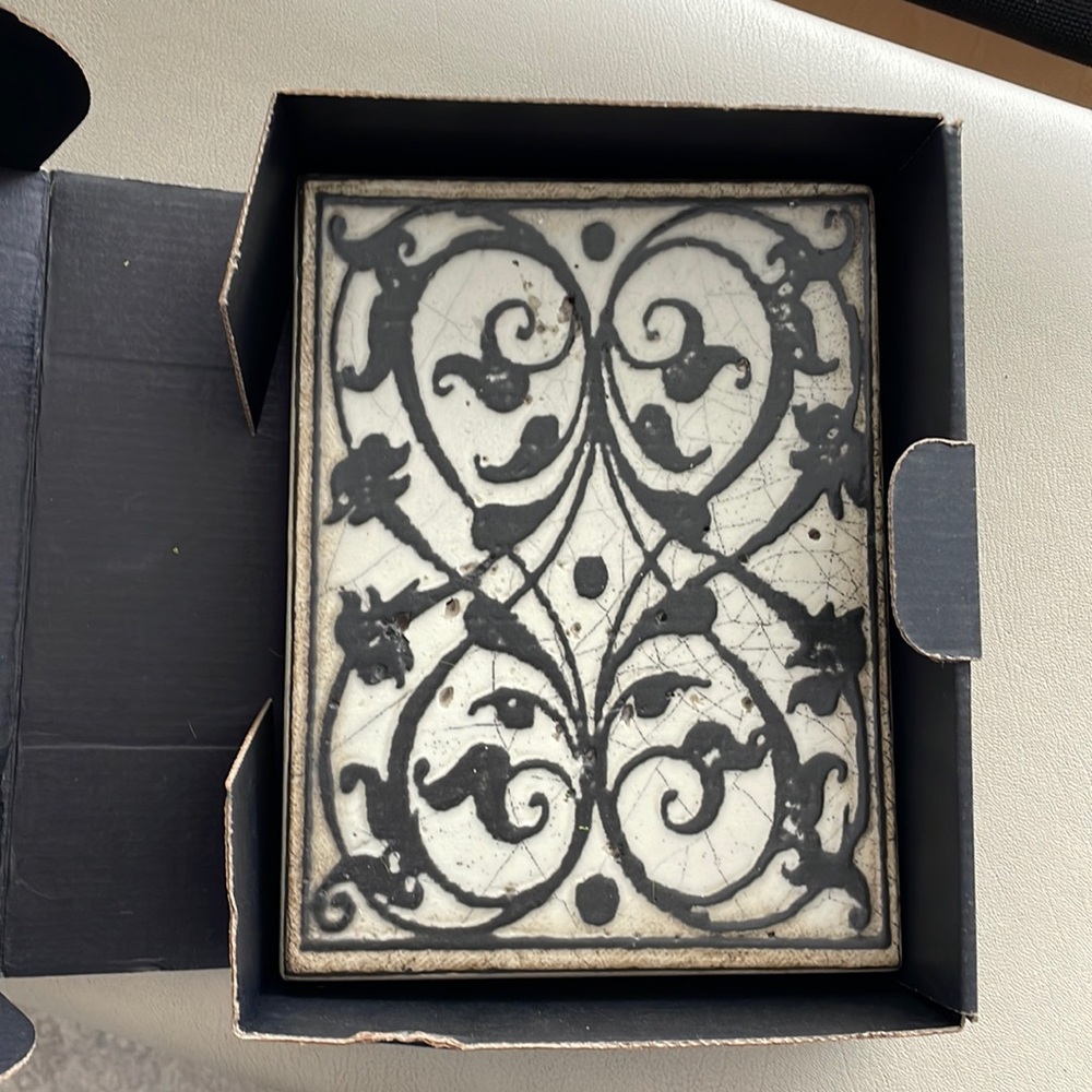 Side Dickens Tile